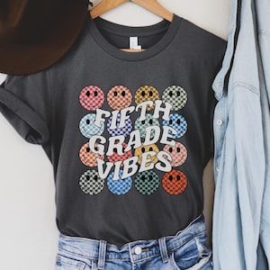 Camisa de maestro de 5to grado, camiseta de vibraciones de quinto grado, regreso a la escuela, retro 70s Smile Face Teacher Appreciation Grade Level Teacher Crew