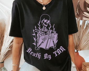 Death By TBR シャツ、Bookish、Booktok、Book Lover、読書シャツ、文学ロマンスレトロブックマーチャンダイズ スパイシースマットリーダーブッククラブ、スカル