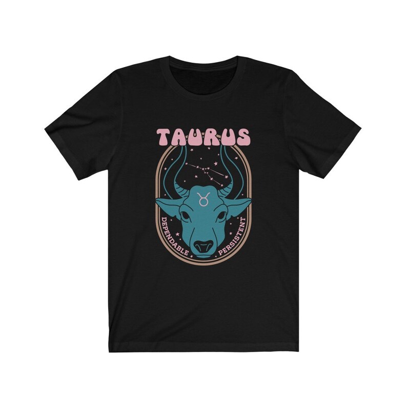 K&ouml;nnte beinhalten: Schwarzes T-Shirt mit einem Grafikdruck eines blauen Bullenkopfes vor einem Hintergrund aus Sternenbildern. Der Text "TAURUS" befindet sich &uuml;ber dem Bullenkopf und die W&ouml;rter "DEPENDABLE" und "PERSISTENT" befinden sich auf beiden Seiten des Bullenkopfes.