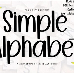 Op de afbeelding: Een zwart-witte afbeelding van de tekst "Simple Alphabet" in een handschriftlijk lettertype. De tekst wordt weergegeven op een witte achtergrond met een geel sterlogo in de rechterbenedenhoek. Het logo luidt "E & Karim".