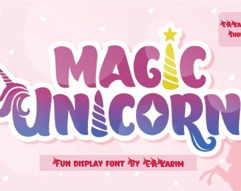 Puede incluir: Un diseño de fuente colorido con el texto "MAGIC UNICORN" en un degradado de rosa, morado y azul. La fuente está delineada en blanco y tiene un estilo caprichoso y de dibujos animados. El texto se coloca sobre un fondo rosa con corazones blancos.