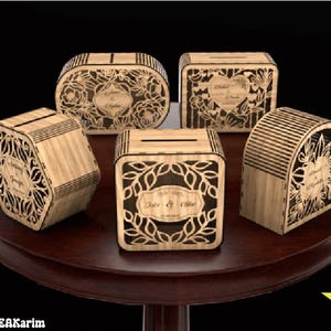Puede incluir: Una colección de huchas de madera con intrincados diseños cortados con láser. Las cajas presentan patrones florales y geométricos, con ranuras para insertar dinero. Algunas cajas tienen texto personalizado, ideales para bodas o eventos especiales.