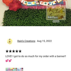 K&ouml;nnte beinhalten: Eine Klassenzimmerwand, die mit einem bunten Banner geschm&uuml;ckt ist, auf dem "Feliz Cumpleanos!" steht. Das Banner ist aus Papier und hat einen gewellten Rand. Es gibt auch Papierblumen in verschiedenen Farben, darunter Rot, Gelb, Gr&uuml;n und Blau. Die Blumen sind oben an der Wand in einer Gruppe angeordnet. Hinter dem Banner und den Blumen befindet sich eine gr&uuml;ne k&uuml;nstliche Pflanzenwand.