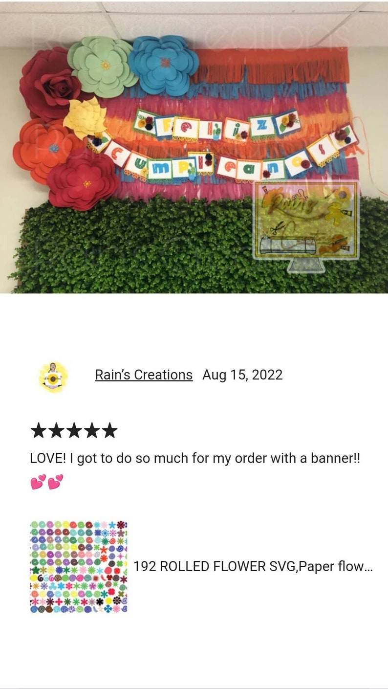 K&ouml;nnte beinhalten: Eine Klassenzimmerwand, die mit einem bunten Banner geschm&uuml;ckt ist, auf dem "Feliz Cumpleanos!" steht. Das Banner ist aus Papier und hat einen gewellten Rand. Es gibt auch Papierblumen in verschiedenen Farben, darunter Rot, Gelb, Gr&uuml;n und Blau. Die Blumen sind oben an der Wand in einer Gruppe angeordnet. Hinter dem Banner und den Blumen befindet sich eine gr&uuml;ne k&uuml;nstliche Pflanzenwand.