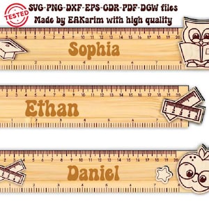Puede incluir: Tres reglas de madera con nombres personalizados: Sophia, Ethan y Daniel. Cada regla presenta un elemento de diseño diferente: un gorro de graduación, una pila de reglas y una manzana con una cara sonriente.