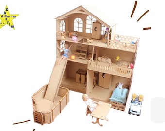 Peut inclure: Une maison de poupée en bois avec plusieurs étages et pièces, comprenant un toboggan, une piscine, une table et des chaises, et une petite voiture. La maison de poupée est décorée avec des meubles et accessoires miniatures.