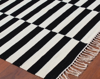Alfombra minimalista de lana: suave, tejida a mano, con rayas monocromáticas en blanco y negro. Alfombra moderna y contemporánea.