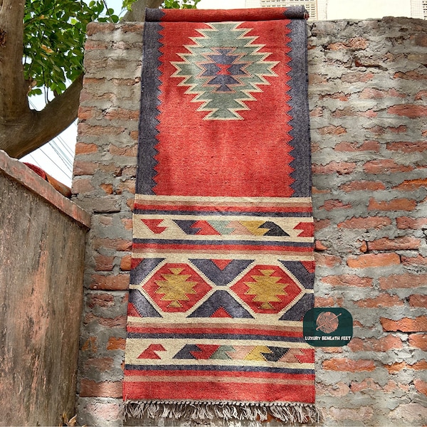 Alfombra de pasillo Kilim turco, de fibra natural, de lana y yute, estilo vintage, estilo Navajo, con base roja y borde azteca.