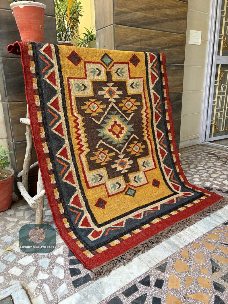 Handmade using a blend of Wool and Jute, this rug boasts durability and eco-friendly charm. The flatweave construction ensures a low profile, making it perfect for high-traffic areas while retaining its elegance and sophistication.
