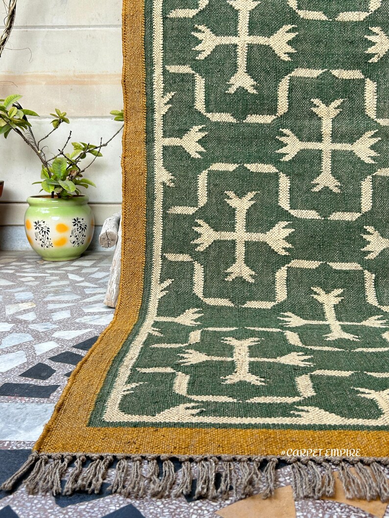 Crafted from high-quality jute, this rug embodies the artisanal skills of Indian and Peruvian weaving traditions. Its natural green hues make it an ideal piece to bring a touch of nature indoors, seamlessly complementing both and rustic interiors.