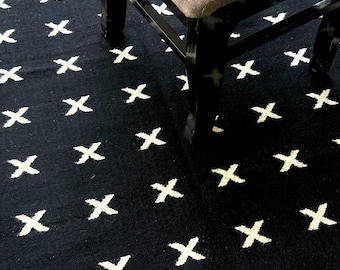 Alfombra de lana negra: estampado de cruz blanca - Estilo escandinavo Japandi minimalista moderno, tejida a mano con tejido plano.