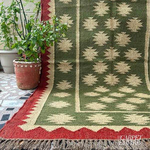 perfect for those who appreciate authentic and vibrant home decor.

Crafted from high-quality jute, this rug embodies the artisanal skills of Indian and Peruvian weaving traditions.