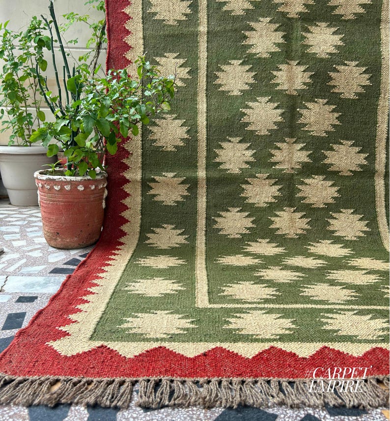 perfect for those who appreciate authentic and vibrant home decor.

Crafted from high-quality jute, this rug embodies the artisanal skills of Indian and Peruvian weaving traditions.