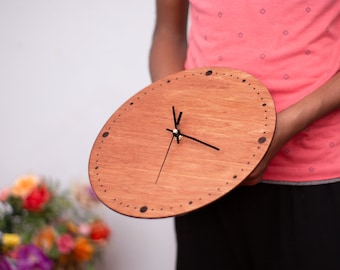 Horloge murale en bois, Décoration intérieure, Cadeau pour la maison, Horloge de salon, Idées d’intérieur, Horloge gravée, Horloge en bois pour anniversaire, Cadeaux d’horloge,