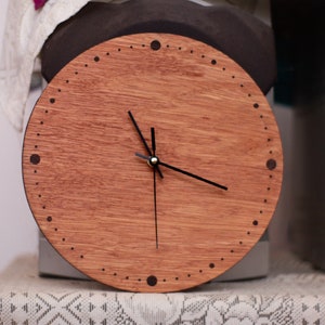 Wanduhr aus Holz, Wohndekor, Geschenk für Zuhause, Wohnzimmeruhr, Innenideen, Gravierte Uhr, Holzuhr zum Jubiläum, Uhr Geschenke, Bild 5