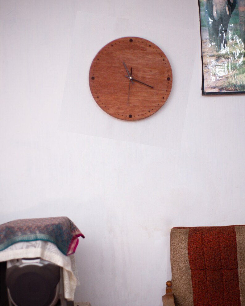 Wanduhr aus Holz, Wohndekor, Geschenk für Zuhause, Wohnzimmeruhr, Innenideen, Gravierte Uhr, Holzuhr zum Jubiläum, Uhr Geschenke, Bild 7