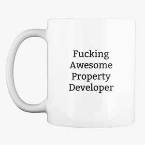 Pode incluir: Caneca de cerâmica branca com texto preto que diz "Fucking Awesome Property Developer".