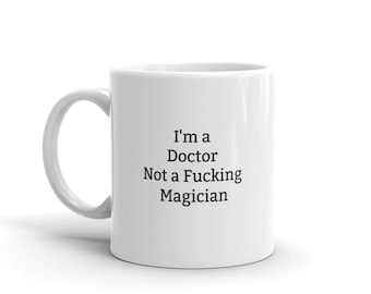 Jag är en läkare, inte en jävla trollkarl, rolig doktormugg, rolig mugg för läkare, oförskämd, sarkastisk doktormugg, present, citat