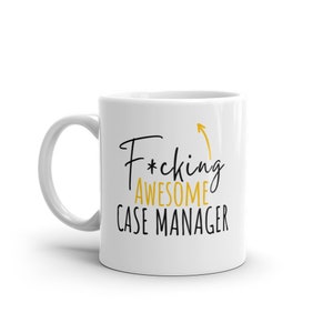 Może przedstawiać: Biały ceramiczny kubek do kawy z czarnym i złotym wzorem. Tekst na kubku brzmi "F*cking Awesome Case Manager" ze strzałką skierowaną w górę.