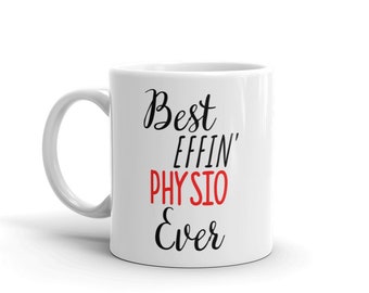 Könnte beinhalten: Weiße Keramik-Kaffeetasse mit schwarzem Text, der "Best Effin' Physio Ever" lautet. Das Wort "Physio" ist rot.