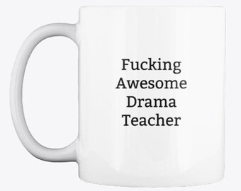 Peut inclure: Mug en céramique blanche avec du texte noir qui dit "Fucking Awesome Drama Teacher".