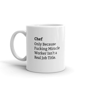Può includere: Tazza da caffè in ceramica bianca con testo nero che recita "Chef Only Because Fucking Miracle Worker Isn't a Real Job Title."