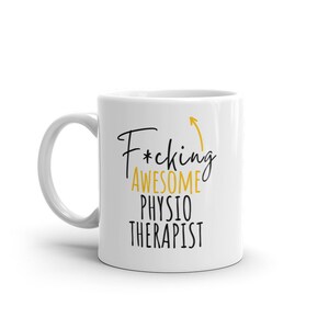 Könnte beinhalten: Weiße Keramik-Kaffeetasse mit einem schwarzen und gelben Design. Der Text auf der Tasse lautet "F*cking Awesome Physio Therapist" mit einem nach oben zeigenden gelben Pfeil.