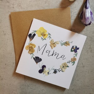 Kaart met gedroogde bloemen “Mama” – Moederdag, kaart voor mama