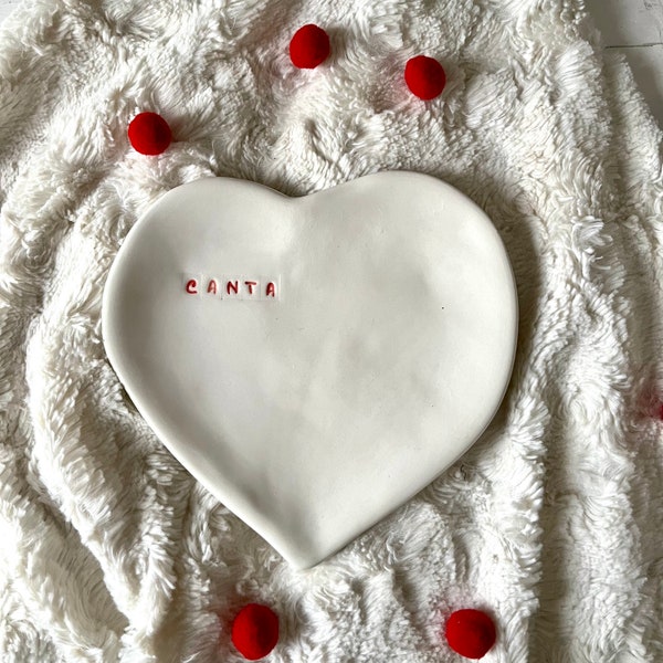 L’assiette blanche aime le rouge, cadeau de mariage, fait à la main, plateau en céramique, pour servir, plaque de cœur en céramique, pour la table d’accueil