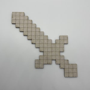 Puede incluir: Una espada de madera pixelada de color marrón claro, con un patrón de cuadrícula. La espada está hecha de bloques cuadrados individuales, creando una estética de videojuego retro. El diseño es simple y limpio, para los entusiastas de los juegos.