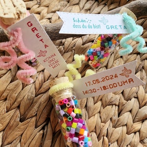 Kindergeburtstag Einladung oder Gastgeschenk Reagenzglas in jeder Wunschfarbe gestempelt, mit bunten Bügelperlen, personalisiert