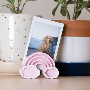 Stojak na zdjęcia Rainbow Clouds, wyjątkowy uchwyt na karty, spersonalizowany prezent, ślub, dziecko, urodziny, prezent na parapetówkę, drukowany w 3D