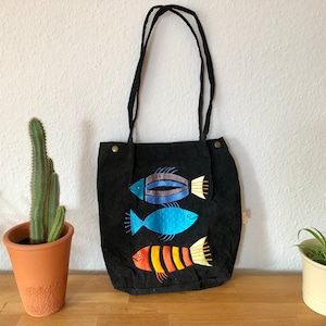 Handbestickte Cordtasche, bunte Fischstickerei, schwarze Tragetasche.