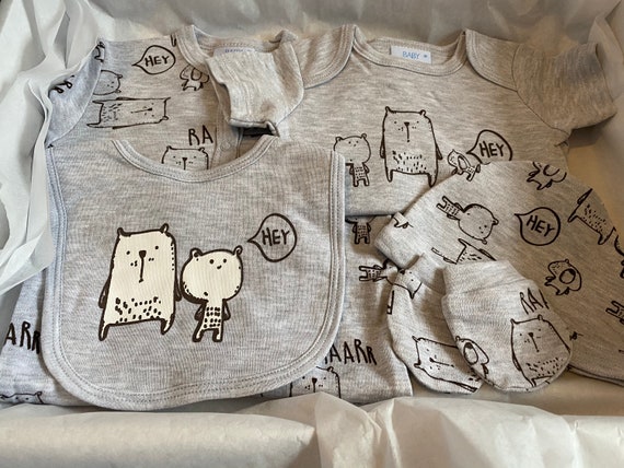 Baby Gift Set Layette Sleep-suit Hat Bib Vest Gift Bag Newborn to 0-3 Months 