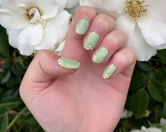 Press on Nails|Spring nails|Summer nails|Flower nails|Floral Nails|Sage green nails|Press ons|Fake nails|Green nails|Gold nails|Prom nails|