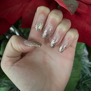 Press on nailsGlitter nailsHoliday nailsChristmas nailsNew Years NailsProm NailsHomecoming NailsGraduation NailsPress onsFake nails Bild 2