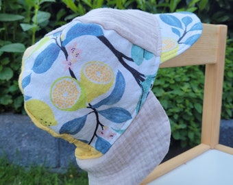 Reversible summer hat with peak and reversible neck protection made of cotton