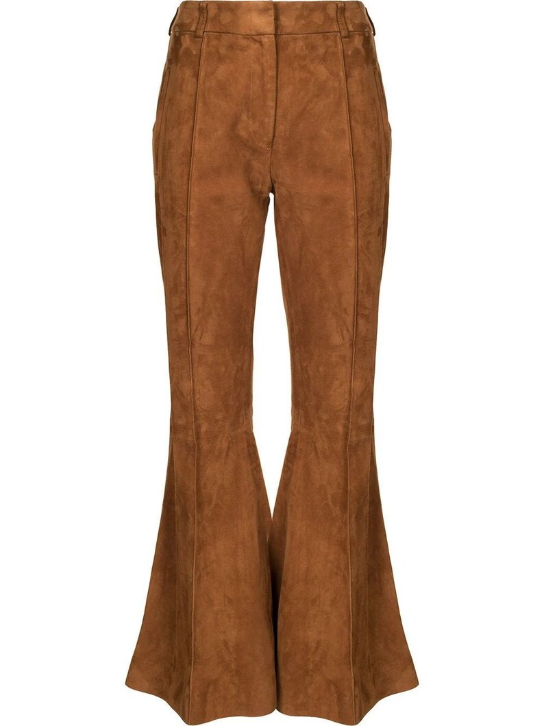 Pode incluir: Cal&ccedil;a flare marrom de camur&ccedil;a com cintura alta e caimento reto.