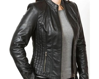 Jaqueta de couro de cordeiro cropped estilo motociclista, modelagem slim fit.