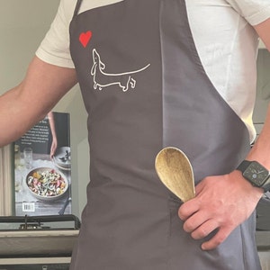 Op de afbeelding: Een set van drie keramische mokken met een gespikkelde, matte afwerking. De mokken zijn in tinten crème, lichtgrijs en donkergrijs. Elke mok heeft een eenvoudig, minimalistisch ontwerp, perfect voor koffie of thee.