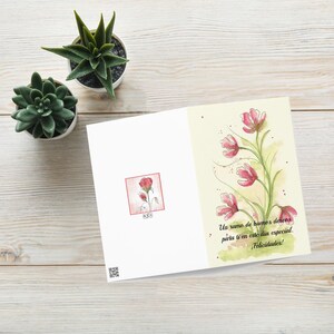 Biglietto d'auguri con fiori e una frase di auguri. Dettagli curati con amore. Cartolina con un dettaglio amorevole. Biglietto personalizzato.