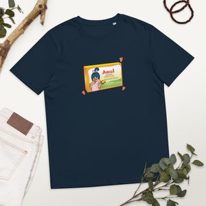 Puede incluir: Camiseta azul marino con un gráfico de una caja de mantequilla Amul y un personaje de dibujos animados. La caja es amarilla y naranja con el texto "Amul Butter". El diseño incluye pequeños corazones rojos. La camiseta es de material suave.