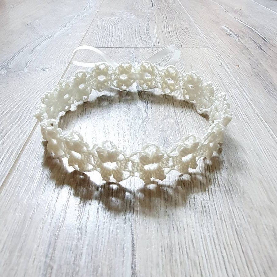 Chocker with Oval Pendant in Off White