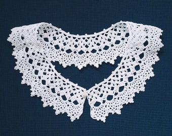 Collier en dentelle au crochet blanc avec bouton en nacre