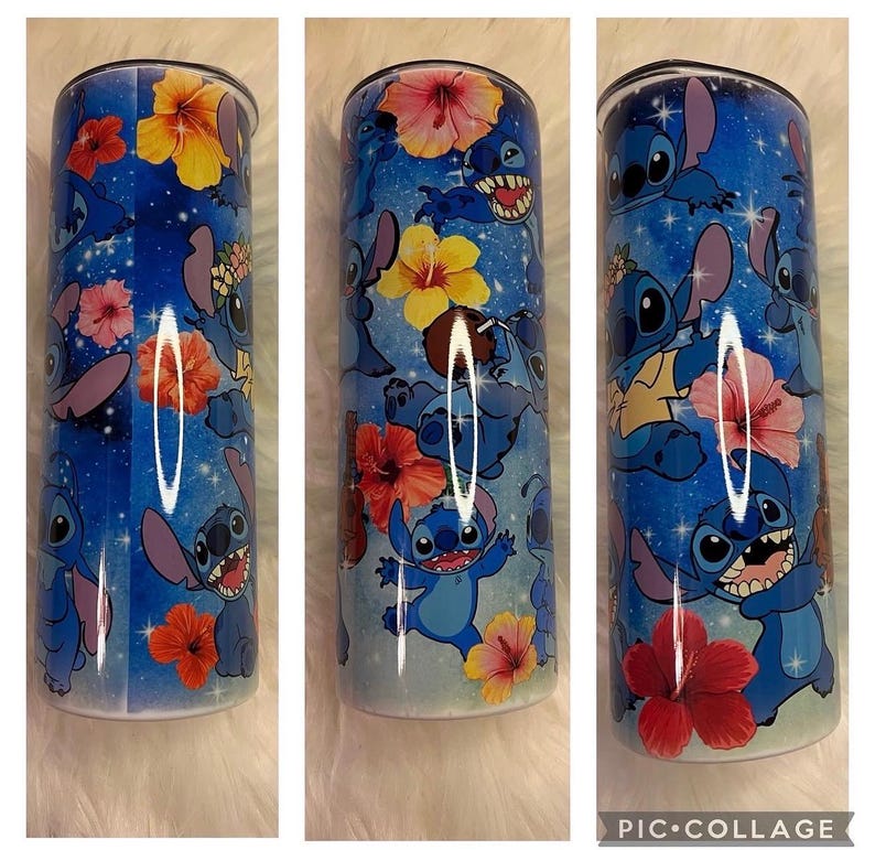 K&ouml;nnte beinhalten: Ein zylindrischer Becher mit blauem Hintergrund und einem sich wiederholenden Muster der blauen Figur Stitch sowie verschiedenen bunten Hibiskusbl&uuml;ten in Rot-, Orange-, Rosa- und Gelbt&ouml;nen, akzentuiert durch kleine wei&szlig;e sternartige Funken.