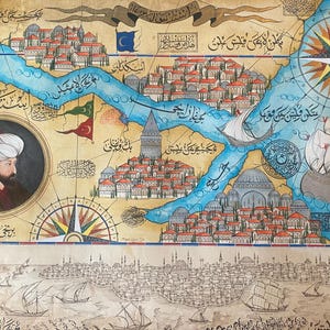 Puede incluir: Un mapa detallado de Estambul, Turquía, pintado a mano, con una rosa de los vientos y un retrato de un hombre con turbante. El mapa presenta las vías fluviales de la ciudad, los edificios y el paisaje circundante. El mapa está escrito en escritura árabe.
