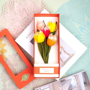 Confezione regalo fiore / Tulipani / Regalo messaggio personalizzato / Fiori primaverili / Bouquet fatto a mano / Fiori di tulipano di carta / Disposizione floreale
