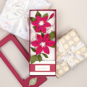 Geschenkbox | Papierblumen | Personalisierte Nachricht Geschenk | Sommerblumen | Handgefertigter Strauß | Papierclematis | Florales Arrangement