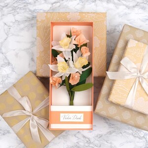 Confezione regalo floreale / Narcisi / Regalo messaggio personalizzato / Fiori primaverili / Bouquet fatto a mano / Fiori di narciso di carta / Disposizione floreale