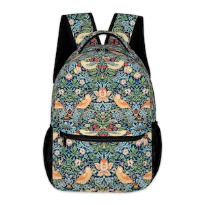 Op de afbeelding: Een rugzak met een gedetailleerd bloemen- en vogelpatroon in blauw, groen, oranje en roze tinten. Het heeft zwarte mesh zijzakken en zwarte bandjes. Een voorvak met rits is zichtbaar.